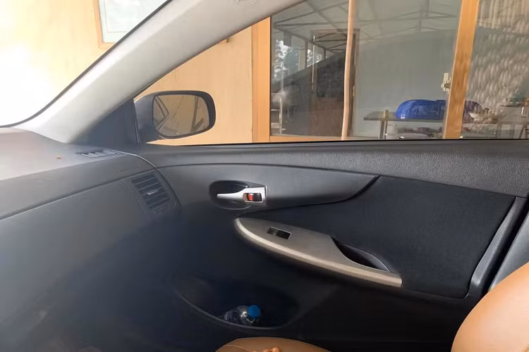 Sở hữu thiết kế ngoại thất thanh lịch, thiết kế phong cách thanh lịch, khá bền dáng. Bên cạnh mang nhiều ưu điểm ở động cơ bền bỉ, ít hỏng vặt cho khả năng vận hành ổn định, nên dòng xe Corolla Altis khá giữ giá trên thị trường.