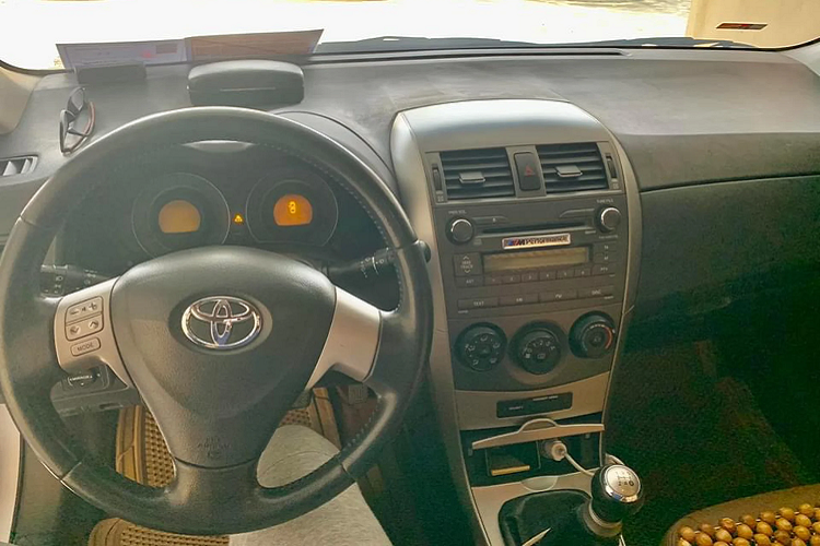 Nhưng cũng phải nói rằng, Corolla Altis là dòng xe “vua giữ giá” trong phân khúc, nếu so với các đối thủ. Hiện nay, Corolla Altis đời cũ vẫn được nhiều khách hàng ở độ tuổi trung niên, tệp khách hàng có tâm lý mua xe theo kiểu “ăn chắc mặc bền” quan tâm.