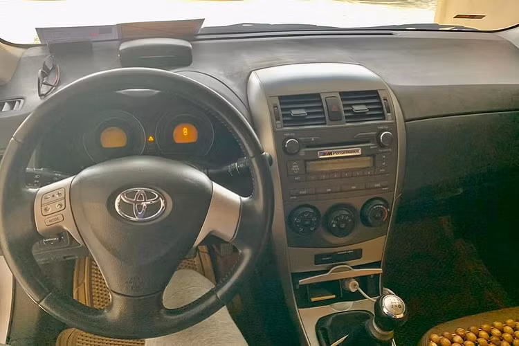 Nhưng cũng phải nói rằng, Corolla Altis là dòng xe “vua giữ giá” trong phân khúc, nếu so với các đối thủ. Hiện nay, Corolla Altis đời cũ vẫn được nhiều khách hàng ở độ tuổi trung niên, tệp khách hàng có tâm lý mua xe theo kiểu “ăn chắc mặc bền” quan tâm.