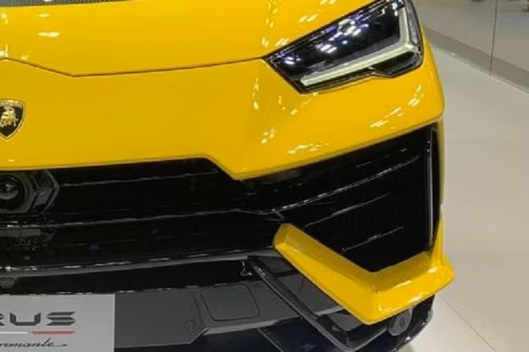 Ngay cả ngoại hình của Lamborghini Urus Performante cũng thay đổi so với bản thường. Điều này được thể hiện qua nắp ca-pô bằng sợi carbon sắc sảo hơn, chắn bùn cỡ lớn và khe gió mới trên cản trước. Cả cản trước và bộ chẻ khí đều được làm từ sợi carbon đồng thời có thiết kế hầm hố hơn. Nếu muốn, khách hàng có thể trang bị thêm nóc bằng sợi carbon cho xe.
