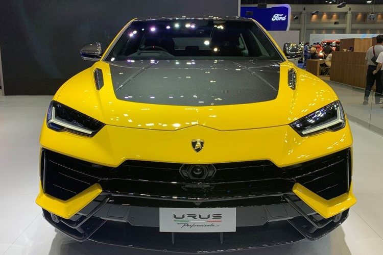 Không chỉ mạnh hơn, siêu xe này còn nhẹ 47 kg hơn so với bản thường. Có được điều đó là vì Lamborghini Urus Performante sở hữu nhiều chi tiết bằng sợi carbon nhất trong phân khúc và hệ thống xả thể thao siêu nhẹ. Đồng thời, đây cũng là siêu xe có hệ số công suất/trọng lượng cao nhất phân khúc.