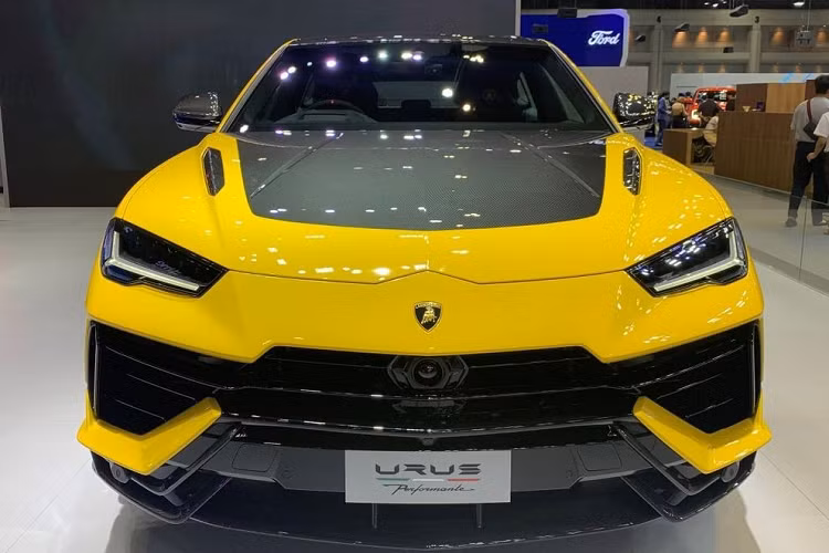 Không chỉ mạnh hơn, siêu xe này còn nhẹ 47 kg hơn so với bản thường. Có được điều đó là vì Lamborghini Urus Performante sở hữu nhiều chi tiết bằng sợi carbon nhất trong phân khúc và hệ thống xả thể thao siêu nhẹ. Đồng thời, đây cũng là siêu xe có hệ số công suất/trọng lượng cao nhất phân khúc.