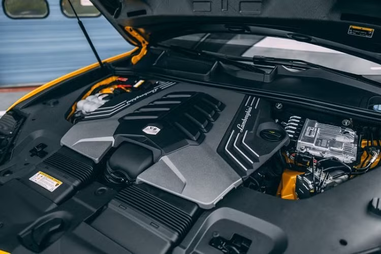 Bỏ ra số tiền trên, khách hàng Thái Lan về nhận về siêu xe được trang bị động cơ xăng V8, tăng áp kép, dung tích 4.0L quen thuộc. Tuy nhiên, trên siêu SUV Lamborghini Urus Performante 2022 mới, động cơ này tạo ra công suất tối đa 657 mã lực và mô-men xoắn cực đại 850 Nm.