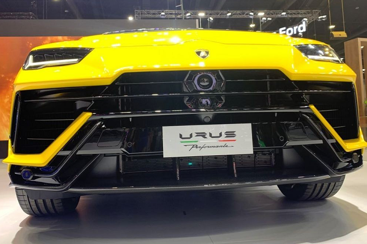 Trên nắp ca-pô có 2 khe gió nằm dọc giúp tăng cường khả năng làm mát động cơ. Ngoài ra, chi tiết này kết hợp với khe gió trên cản trước còn cải thiện hiệu suất khí động lực học cho xe. Trong khi đó, cánh gió sau thiết kế mới, làm bằng sợi carbon, lại tăng 38% lực ép xuống mặt đường cho Lamborghini Urus Performante.