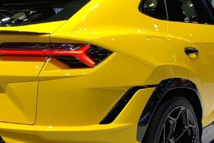 Chiếc Lamborghini Urus Performante trưng bày trong triển lãm Motor Expo 2022 được sơn màu vàng phối đen tương phản cùng những chi tiết bằng sợi carbon trần. Trong khi đó, nội thất của xe được bọc bằng chất liệu Alcantara màu đen Nero Cosmus.
