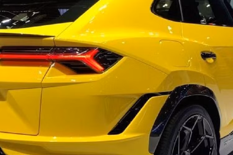 Chiếc Lamborghini Urus Performante trưng bày trong triển lãm Motor Expo 2022 được sơn màu vàng phối đen tương phản cùng những chi tiết bằng sợi carbon trần. Trong khi đó, nội thất của xe được bọc bằng chất liệu Alcantara màu đen Nero Cosmus.