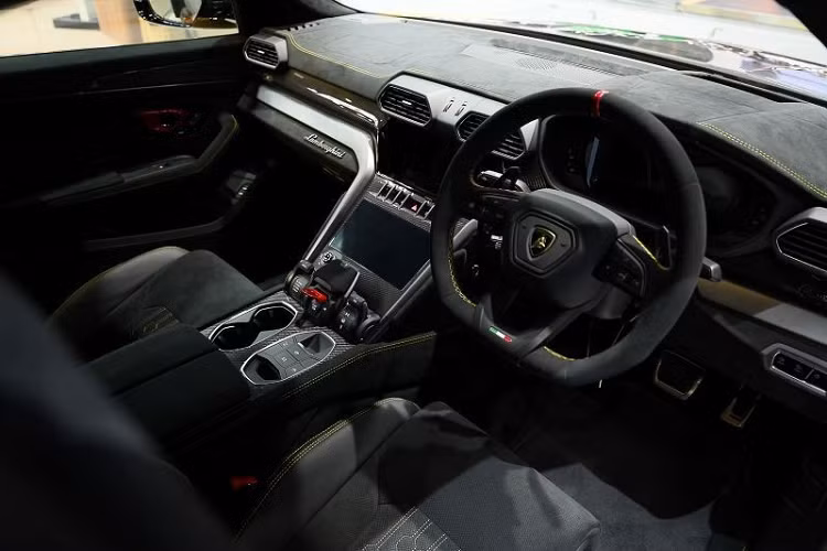 Nằm bên trong hốc bánh bằng sợi carbon là bộ vành hợp kim siêu nhẹ với đường kính 22 inch tiêu chuẩn hoặc 23 inch tùy chọn, đi kèm bu lông bằng titan và lốp Pirelli P Zero được phát triển dành riêng cho xe. Phía sau xe còn có cản va và bộ khuếch tán gió bằng sợi carbon cùng ống xả Akrapovic bằng titan.