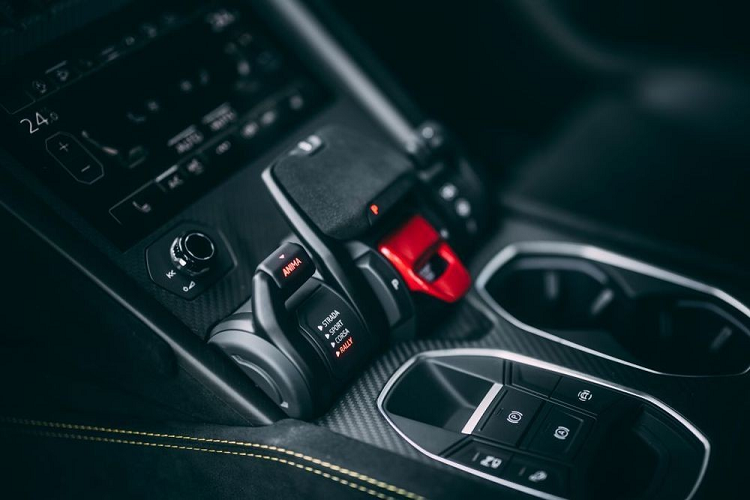 Như vậy, so với Lamborghini Urus thông thường, xe mạnh hơn 16 mã lực. Nhờ đó, Lamborghini Urus Performante có thể tăng tốc từ 0-100 km/h trong thời gian 3,3 giây và đạt vận tốc tối đa 306 km/h. Bên cạnh đó là 4 chế độ lái, bao gồm Strada (đường phố), Sport (thể thao), Corsa (đường đua) và Rally (chạy offroad).