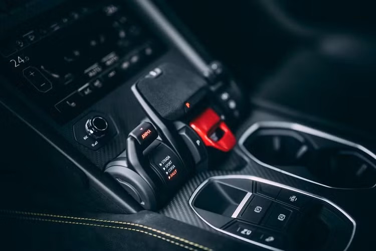 Như vậy, so với Lamborghini Urus thông thường, xe mạnh hơn 16 mã lực. Nhờ đó, Lamborghini Urus Performante có thể tăng tốc từ 0-100 km/h trong thời gian 3,3 giây và đạt vận tốc tối đa 306 km/h. Bên cạnh đó là 4 chế độ lái, bao gồm Strada (đường phố), Sport (thể thao), Corsa (đường đua) và Rally (chạy offroad).