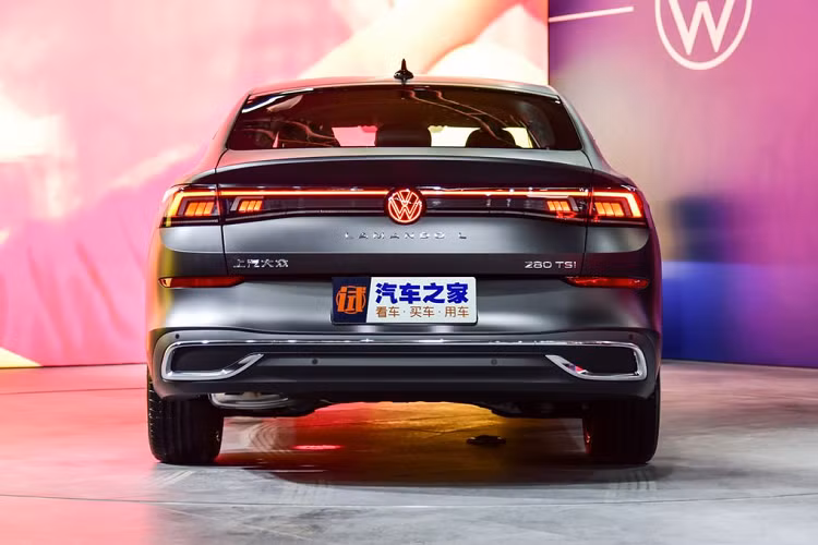 Một điểm đáng chú ý không thể bỏ qua trên Volkswagen Lamando L 2022 là thiết kế cửa không khung được VW giới thiệu vào năm 2019 và đã được áp dụng trên một số mẫu xe như Golf, Audi A3, Leon và mới nhất là chiếc SUV cỡ lớn Talagon dành riêng cho thị trường Trung Quốc.