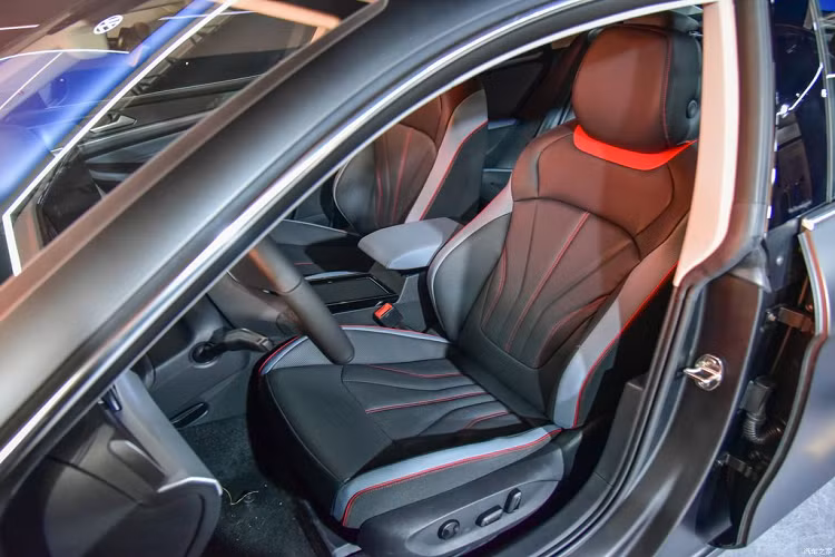 Nhìn ngang hông xe, Volkswagen Lamando L 2022 trông khá thể thao với đường mái được vuốt xuống thấp dần về phía cửa hậu và đường vai kép mang tới cảm giác to lớn hơn. Chiếc sedan cỡ C được trang bị bộ mâm 5 chấu kép, kích thước 18 inch sơn hai màu tương phản.