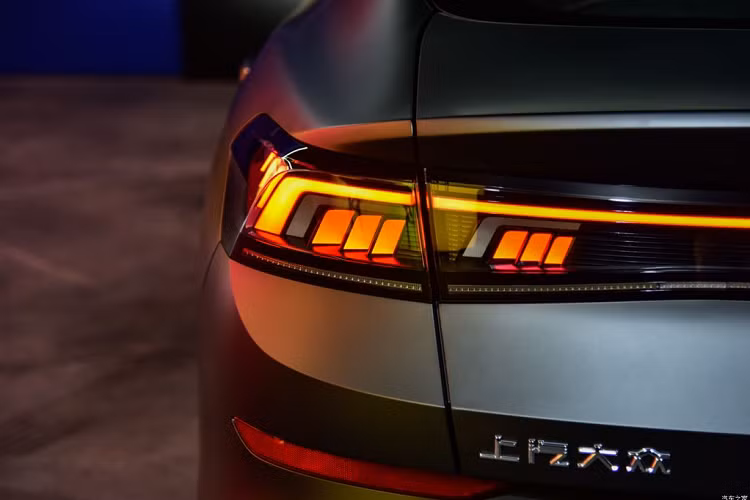 Lamando L 2022 có cụm đèn pha LED được bao quanh bởi dải đèn LED định vị ban ngày hình chữ “L” và được nối liền với nhau bằng một dải đèn LED thanh mảnh, nằm ngang xuyên qua logo có thể phát sáng của hãng.