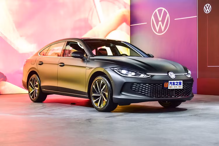 Volkswagen Lamando L 2022 mới được phát triển dựa trên nền tảng MQB-EVO, tương tự như Audi A3. So với người anh em thế hệ trước, xe có kích thước lớn hơn đáng kể. Cụ thể chiếc sedan có chiều dài 4.784 mm, chiều rộng 1.831 mm, chiều cao 1.469 mm và chiều dài cơ sở 2.731 mm. Với số đo này, Lamando L 2022 dài hơn 186 mm, hẹp hơn 5 mm, cao hơn 4 mm và chiều dài cơ sở tăng 75 mm so với thế hệ cũ.