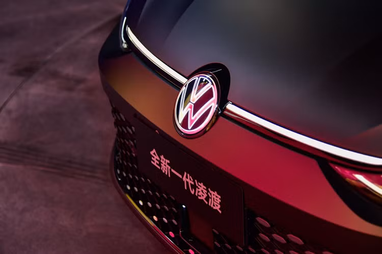 Về truyền động, Volkswagen Lamando L 2022 sở hữu khối động cơ xăng 4 xi-lanh, tăng áp, dung tích 1.4L, sản sinh công suất tối đa 150 mã lực, mô-men xoắn cực đại 250 Nm, đi kèm hộp số tự động ly hợp kép 7 cấp.