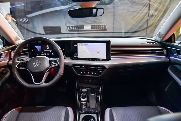 Ngoài ra, xe còn được trang bị cánh gió nhỏ trên nắp cốp sau và nẹp mạ crôm tạo hình ống xả giả cho xe.