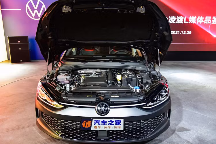 Volkswagen Lamando L 2022 cung cấp cho người dùng cấu hình 5 chỗ ngồi rộng rãi, tiện ích và rất hiện đại. Một số trang bị nổi bật có thể kể đến trên chiếc sedan này gồm bảng đồng hồ kỹ thuật số nối liền với màn hình thông tin giải trí, vô lăng vát đáy thể thao, cửa gió điều hòa kéo dài trên mặt táp-lô, hệ thống âm thanh Beats, cửa sổ trời, lẫy chuyển số DSG, ghế trước chỉnh điện,bệ tỳ tay trung tâm với hai khay để cốc và một cặp cổng USB,… .