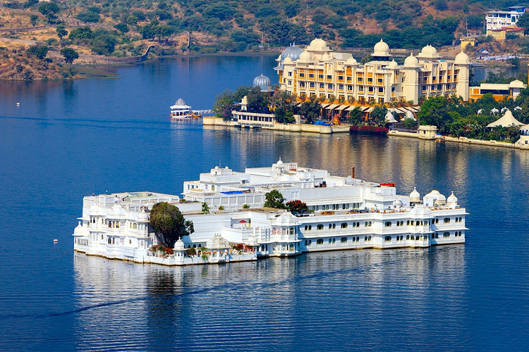 Hồ Pichola: Với những cung điện sang trọng, đền bằng đá cẩm thạch và dinh thự tráng lệ nằm xung quanh, hồ Pichola ở bang Rajasthan, Ấn Độ, sở hữu vẻ đẹp hiếm có. Mặc dù trông rất tự nhiên, Pichola là hồ nước nhân tạo được xây dựng vào năm 1362 ở trung tâm thành phố Udaipur. Ảnh: Dbyjuhfl. 