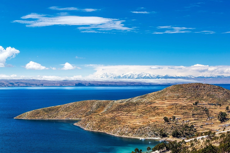 Hồ Titicaca: Là hồ lớn nhất ở Nam Mỹ, làn nước lấp lánh của hồ Titicaca nằm ở độ cao hơn 3.800 m so với mực nước biển. Ẩn mình giữa dãy núi Andes, với những đỉnh núi phủ tuyết trắng từ xa, hồ Titicaca nằm giữa biên giới Bolivia và Peru. Bên cạnh việc thưởng ngoạn phong cảnh, du khách có thể đi bộ đường dài dọc theo bờ hồ, đi thuyền đến các hòn đảo nổi hoặc ghé thăm những tàn tích Inca lâu đời. Ảnh: Oceando. 