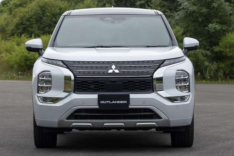 Bên trong cabin, xe được trang bị cụm đồng hồ đo kỹ thuật số 12,3 inch và màn hình thông tin giải trí 9 inch hỗ trợ Apple CarPlay/Android Auto. Ghế gập và chỉnh điện, hệ thống âm thanh Bose 10 loa và cửa sổ trời toàn cảnh là những trang bị tiêu chuẩn trên xe.