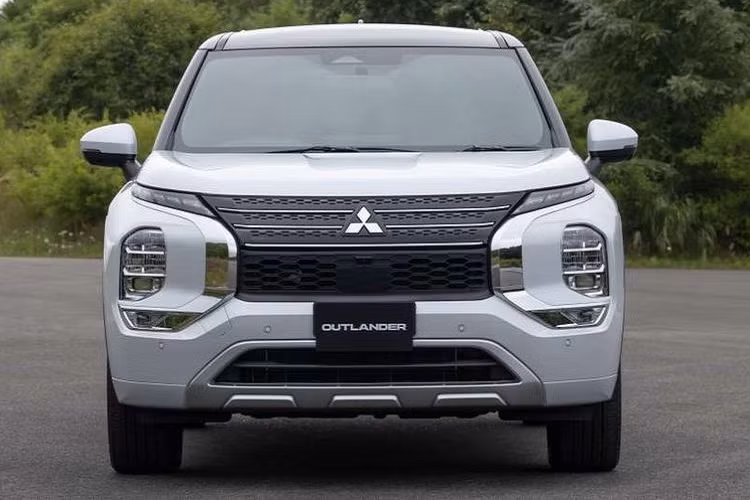 Bên trong cabin, xe được trang bị cụm đồng hồ đo kỹ thuật số 12,3 inch và màn hình thông tin giải trí 9 inch hỗ trợ Apple CarPlay/Android Auto. Ghế gập và chỉnh điện, hệ thống âm thanh Bose 10 loa và cửa sổ trời toàn cảnh là những trang bị tiêu chuẩn trên xe.