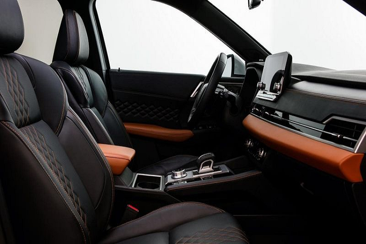 Về trang bị an toàn, Mitsubishi Outlander 2022 được cung cấp gói công nghệ an toàn chủ động MI-PILOT gồm hệ thống kiểm soát hành trình thích ứng, hỗ trợ giữ làn đường kết hợp với hệ thống định vị, nhận biết biển báo giao thông, đèn tự động, hỗ trợ tránh va chạm phía trước, phanh khẩn cấp tự động, cảnh báo điểm mù và ngăn chệch làn đường.