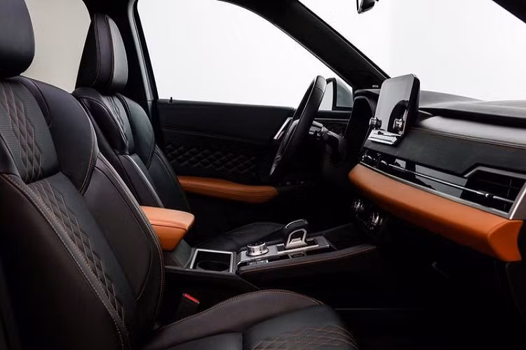 Về trang bị an toàn, Mitsubishi Outlander 2022 được cung cấp gói công nghệ an toàn chủ động MI-PILOT gồm hệ thống kiểm soát hành trình thích ứng, hỗ trợ giữ làn đường kết hợp với hệ thống định vị, nhận biết biển báo giao thông, đèn tự động, hỗ trợ tránh va chạm phía trước, phanh khẩn cấp tự động, cảnh báo điểm mù và ngăn chệch làn đường.