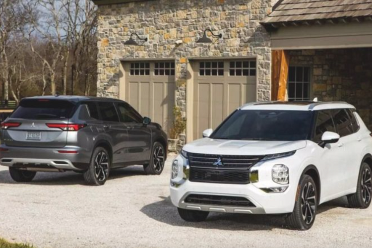 Outlander thế hệ thứ 4 được thiết kế theo ngôn ngữ “Dynamic Shield” quen thuộc của Mitsubishi nhưng được cải tiến để mang lại ngoại hình hiện đại và mạnh mẽ hơn trước. Phần đầu xe sở hữu đèn pha LED đặt thấp, đèn LED định vị đặt trên cao, mặt ca lăng cỡ lớn. “Dàn chân” sử dụng mâm 5 chấu kép phay cắt tinh tế kích thước lên đến 20 inch.