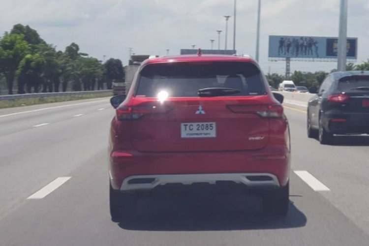 Động cơ điện phía sau công suất 100 kW và mô-men xoắn 195 Nm. Hệ truyền động trên cho phép Mitsubishi Outlander PHEV 2022 có thể di chuyển được 87 km khi chỉ sử dụng năng lượng điện. Thời gian sạc pin tiêu chuẩn của xe là 7,5 h. Nếu sử dụng sạc nhanh DC, dung lượng pin hoàn tất 80% chỉ trong 38 phút.