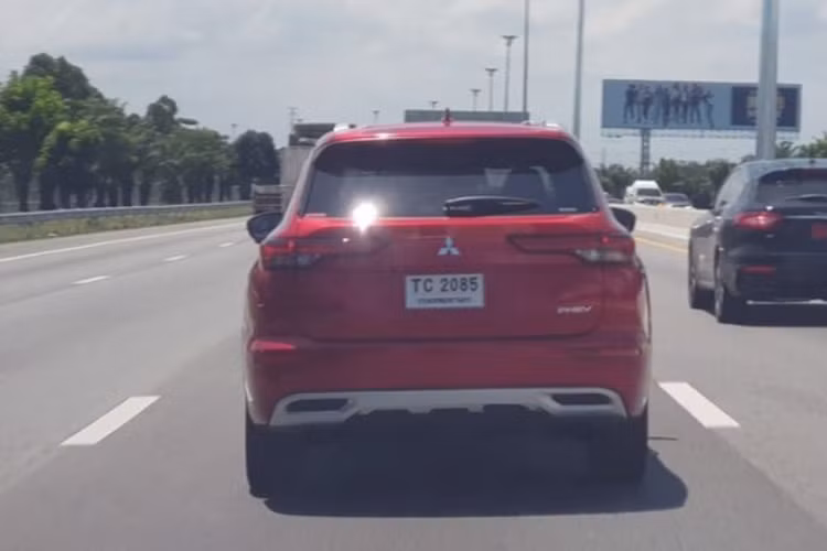 Động cơ điện phía sau công suất 100 kW và mô-men xoắn 195 Nm. Hệ truyền động trên cho phép Mitsubishi Outlander PHEV 2022 có thể di chuyển được 87 km khi chỉ sử dụng năng lượng điện. Thời gian sạc pin tiêu chuẩn của xe là 7,5 h. Nếu sử dụng sạc nhanh DC, dung lượng pin hoàn tất 80% chỉ trong 38 phút.