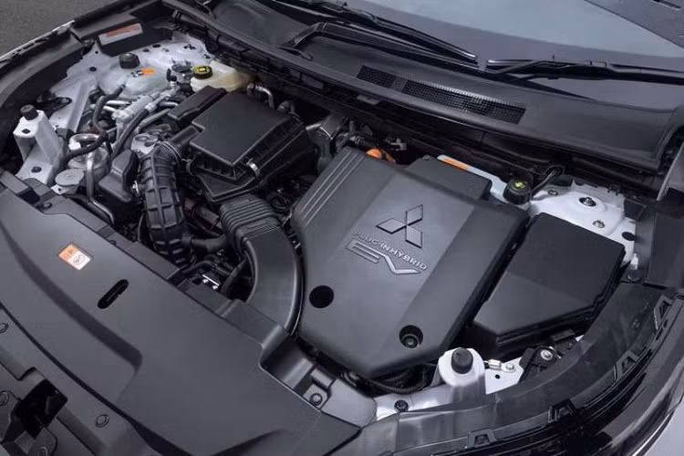 Ngoài ra, hệ thống phanh tái sinh năng lượng của xe có thể sạc 80% pin trong 94 phút. Ngoài động cơ PHEV, dự kiến Mitsubishi Outlander 2022 ra mắt tại thị trường Thái Lan còn có phiên bản động cơ xăng 4 xi-lanh thẳng hàng, dung tích 2.5L, sản sinh công suất tối đa 181 mã lực và mô-men xoắn cực đại 245 Nm.