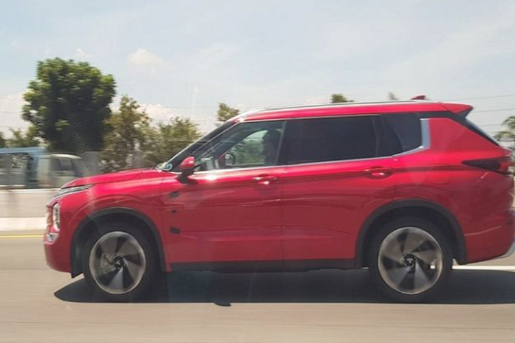 Chiếc Mitsubishi Outlander 2022 tại Thái Lan có ngoại thất màu đỏ và thuộc phiên bản PHEV. Phiên bản này đã được ra mắt lần đầu tiên tại thị trường Nhật Bản vào hồi tháng 10/2021. Outlander PHEV 2022 sử dụng hệ truyền động bao gồm động cơ xăng 2.4L (MIVEC 4B12) kết hợp với mô-tơ điện ở phía trước và phía sau. Động cơ điện phía trước tạo ra công suất 85 kW và mô-men xoắn 255 Nm.