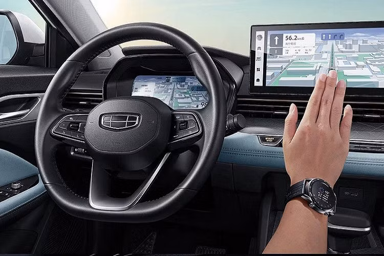 Đáng tiếc là Geely Emgrand L 2022 vẫn dùng động cơ cũ của Emgrand GL. Đây là động cơ xăng 4 xi-lanh, tăng áp, dung tích 1.4L, sản sinh công suất tối đa 141 mã lực tại tua máy 5.200 vòng/phút và mô-men xoắn cực đại 235 Nm tại dải tua máy 1.600 - 4.000 vòng/phút. Động cơ kết hợp với hộp số biến thiên vô cấp CVT và không còn hộp số sàn như trước.