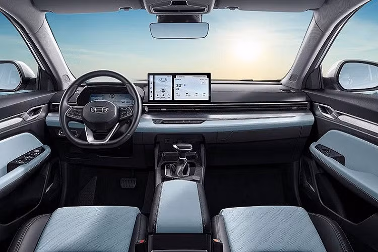 Thuộc phân khúc sedan cỡ C, Geely Emgrand L 2022 có kích thước cụ thể bao gồm chiều dài 4.735 mm, chiều rộng 1.815 mm, chiều cao 1.478 mm và chiều dài cơ sở 2.700 mm. So với Geely Emgrand GL cũ, mẫu xe này dài hơn 10 mm và rộng hơn 13 mm. Bên trong xe là không gian nội thất với thiết kế tối giản với cửa gió điều hòa kéo dài hết mặt táp-lô, màn hình thông tin giải trí dạng cảm ứng nằm độc lập, những nút bấm theo phong cách phím đàn piano và cụm điều khiển trung tâm đặt khá cao.