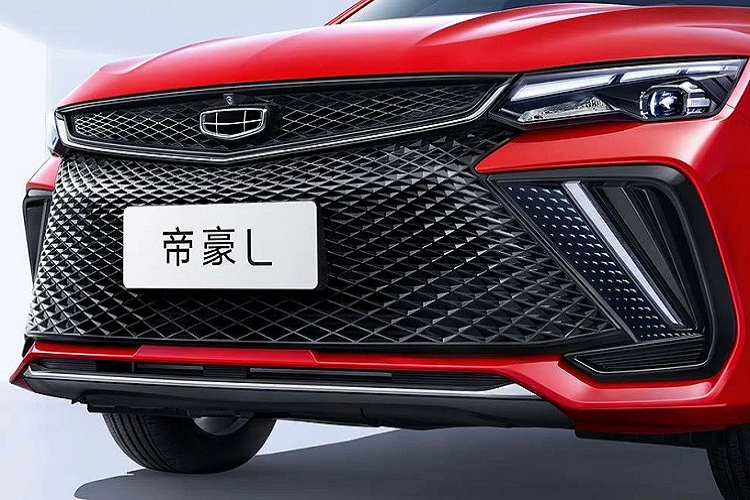 Được áp dụng ngôn ngữ thiết kế Energy Storm mới nhất của thương hiệu Geely, Emgrand L 2022 sở hữu đầu xe khá táo bạo. Tại đây, Emgrand L 2022 không được trang bị lưới tản nhiệt hình thác nước đặc trưng của thương hiệu Geely. Thay vào đó, mẫu sedan này dùng lưới tản nhiệt 2 tầng mới với mắt lưới mắt cáo.