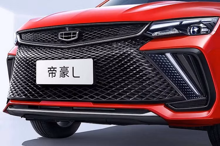 Được áp dụng ngôn ngữ thiết kế Energy Storm mới nhất của thương hiệu Geely, Emgrand L 2022 sở hữu đầu xe khá táo bạo. Tại đây, Emgrand L 2022 không được trang bị lưới tản nhiệt hình thác nước đặc trưng của thương hiệu Geely. Thay vào đó, mẫu sedan này dùng lưới tản nhiệt 2 tầng mới với mắt lưới mắt cáo.