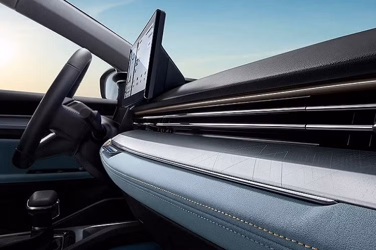 Ngoài ra, xe còn có tính năng cập nhật phần mềm qua Wi-Fi, điều khiển từ xa qua điện thoại thông minh và hệ thống âm thanh 8 loa. Cuối cùng là hệ thống điều hòa thông minh với tính năng kiểm soát chất lượng không khí, đèn đọc sách điều chỉnh bằng cử chỉ và ghế bọc da lộn.