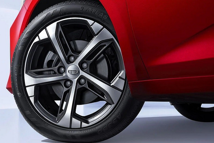 Ngoài ra, Geely Emgrand L 2022 còn có cụm đèn pha sắc sảo, tích hợp 3 dải đèn LED định vị ban ngày. Tiếp đến là khe gió nằm dọc cạnh đèn sương mù và tấm ốp gầm giả màu bạc dưới cản trước. Khác với đầu xe, thiết kế sườn xe của Geely Emgrand L 2022 vẫn được bê nguyên từ Emgrand GL sang, trừ bộ vành la-zăng 17 inch. Bộ vành 5 chấu này có thiết kế tua-bin và sơn phối 2 màu.