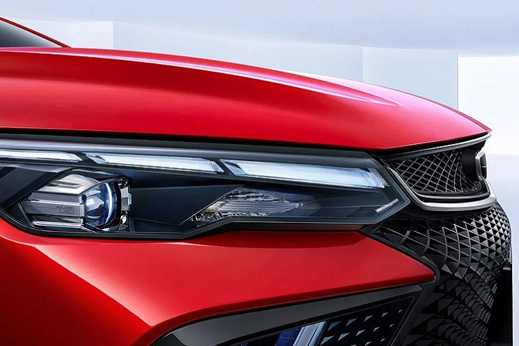 Bên trên là lưới tản nhiệt Geely Emgrand L 2022 mới hẹp hơn, được bao quanh bằng viền hình đôi cánh và tích hợp logo của thương hiệu Geely. Trong khi đó, phía dưới là lưới tản nhiệt cỡ lớn hơn, nối liền với dải đèn sương mù trước nằm dọc.