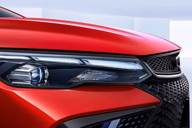 Bên trên là lưới tản nhiệt Geely Emgrand L 2022 mới hẹp hơn, được bao quanh bằng viền hình đôi cánh và tích hợp logo của thương hiệu Geely. Trong khi đó, phía dưới là lưới tản nhiệt cỡ lớn hơn, nối liền với dải đèn sương mù trước nằm dọc.