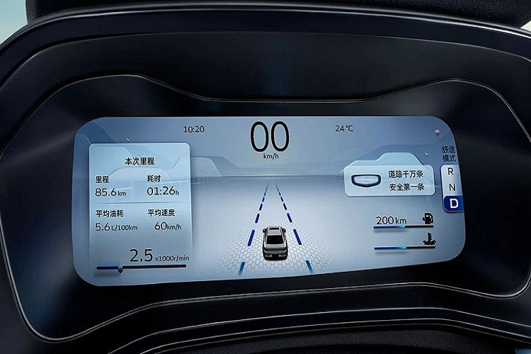 Để đảm bảo an toàn cho người dùng, Geely Emgrand L 2022 được trang bị nhiều tính năng như phanh khẩn cấp tự động, có thể phát hiện cả người đi bộ lẫn người đạp xe, hệ thống hỗ trợ lái tự động cấp độ 2, hỗ trợ giữ làn đường, nhận diện biển báo giao thông, đèn pha tự động, 6 túi khí, hệ thống cân bằng điện tử và nhắc nhở còn hành khách trên hàng ghế sau.