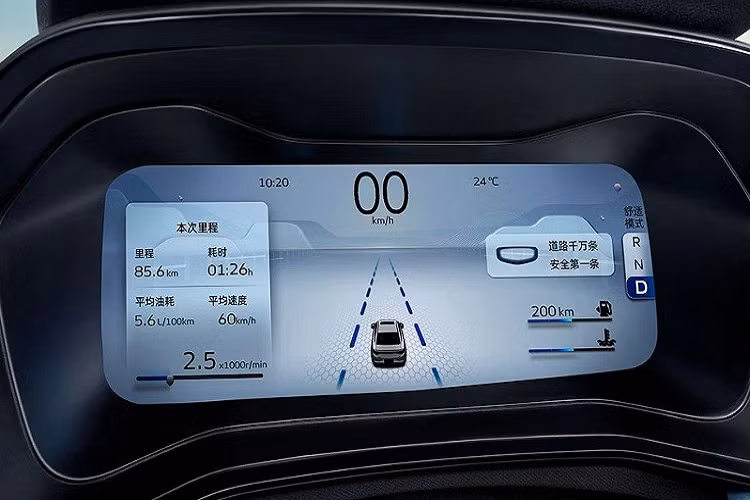 Để đảm bảo an toàn cho người dùng, Geely Emgrand L 2022 được trang bị nhiều tính năng như phanh khẩn cấp tự động, có thể phát hiện cả người đi bộ lẫn người đạp xe, hệ thống hỗ trợ lái tự động cấp độ 2, hỗ trợ giữ làn đường, nhận diện biển báo giao thông, đèn pha tự động, 6 túi khí, hệ thống cân bằng điện tử và nhắc nhở còn hành khách trên hàng ghế sau.