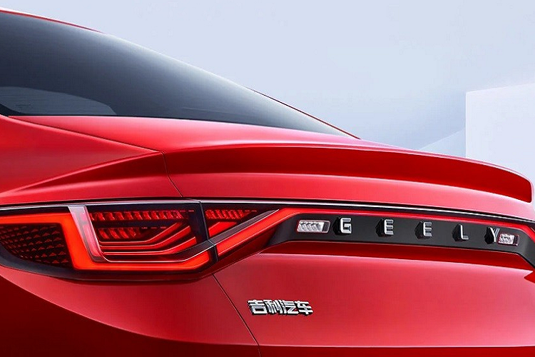Trong khi đó, ở đằng sau, mẫu xe Trung Quốc này được trang bị cụm đèn hậu khá nhỏ, nối liền với nhau bằng dải đèn ở giữa và nẹp mạ crôm nhỏ. Ở giữa đèn hậu còn có tem chữ nổi "Geely" trong khi cản sau đi kèm khung lắp biển số và nẹp mạ crôm với hai đầu hình chữ "L".