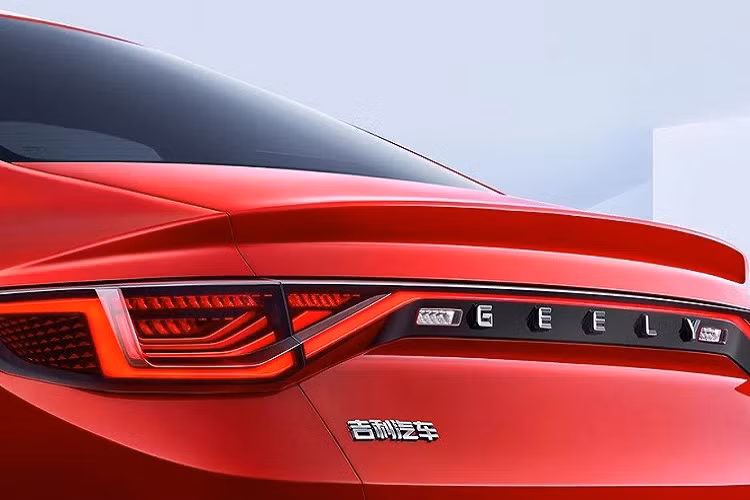 Trong khi đó, ở đằng sau, mẫu xe Trung Quốc này được trang bị cụm đèn hậu khá nhỏ, nối liền với nhau bằng dải đèn ở giữa và nẹp mạ crôm nhỏ. Ở giữa đèn hậu còn có tem chữ nổi "Geely" trong khi cản sau đi kèm khung lắp biển số và nẹp mạ crôm với hai đầu hình chữ "L".