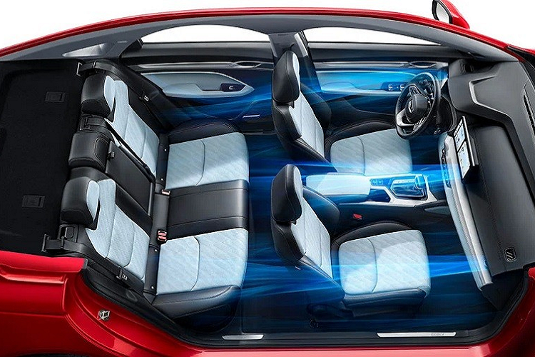 Màn hình cảm ứng 12,3 inch của Emgrand L chạy bằng hệ điều hành Geely Galaxy OS và hỗ trợ tính năng ra lệnh bằng giọng nói dựa trên trí thông minh nhân tạo cũng như ra lệnh bằng cử chỉ.