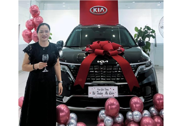 "Hưởng thụ cuộc sống thật thoải mái và hạnh phúc nhé bố mẹ. Có những điều vô cùng quan trọng và ý nghĩa mà con luôn cố gắng thực hiện mỗi ngày đó là được báo hiếu bố mẹ, giúp đời, giúp người và chăm lo tốt cho con cái, chăm lo tốt cho sự nghiệp” - Ca sĩ Hoàn Minzy cho hay.