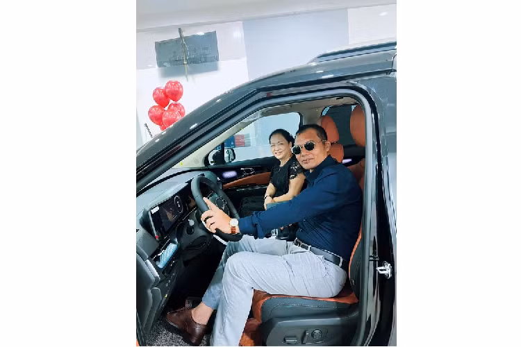 Những hình ảnh Hòa Minzy chia sẻ cho thấy, chiếc xe Kia Carnival 2022 này sở hữu màu sơn đen và có logo hoàn toàn mới và thuộc phiên bản 7 chỗ ngồi với nội thất bọc da 2 tông màu là da bò và đen.