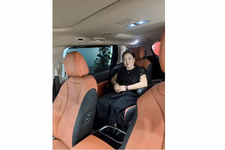 Dòng xe MPV Kia Carnival 2022 mới (thế hệ mới của Kia Sedona) đã nhận được không ít lời khen ngợi khi ra mắt và nhanh chóng trở thành 1 trong những mẫu xe MPV hot nhất tại Việt Nam. Không chỉ riêng gia đình Hòa Minzy, nhiều đại gia chơi siêu xe cũng ưa thích mẫu MPV này.