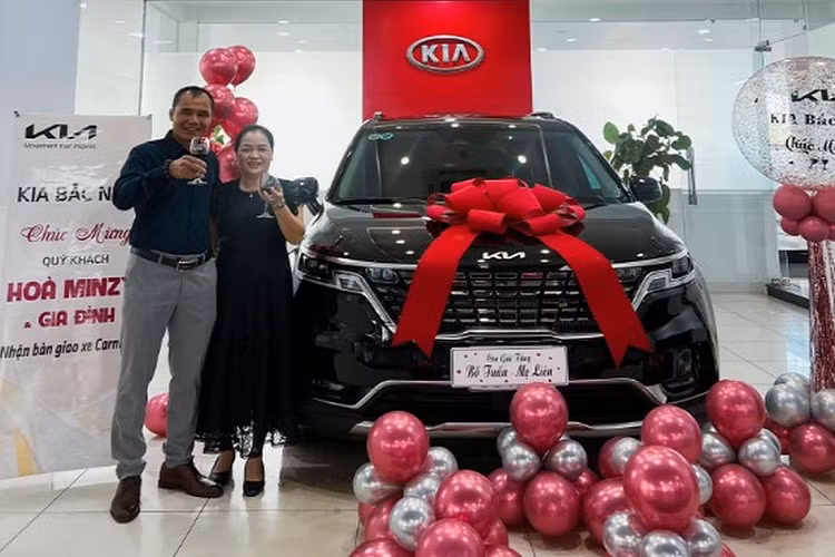 Trên trang cá nhân của mình, nữ ca sĩ Hòa Minzy đăng tải khoảnh khắc gia đình đi nhận xe Kia Carnival tặng sinh nhật mẹ, kèm theo dòng tâm tình: “Chúc mừng sinh nhật mẹ yêu và chúc mừng bố với ước mơ có 1 chiếc xe ôtô riêng đã thành hiện thực". 