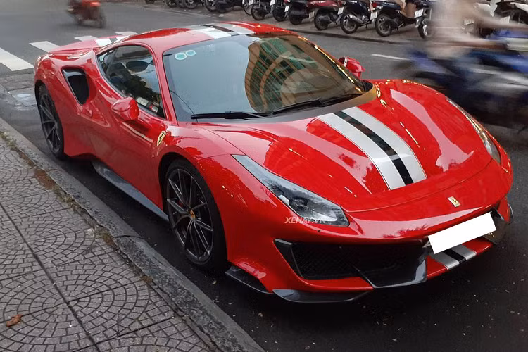  Siêu xe Ferrari 488 Pista chính thức ra mắt tại triển lãm Geneva Motor Show 2018 và nó là chiếc siêu xe thể thao V8 mạnh nhất mà Ferrari từng sản xuất. Nó được định vị cạnh tranh với đối thủ McLaren 720S, Porsche 911 GT2 RS,… .