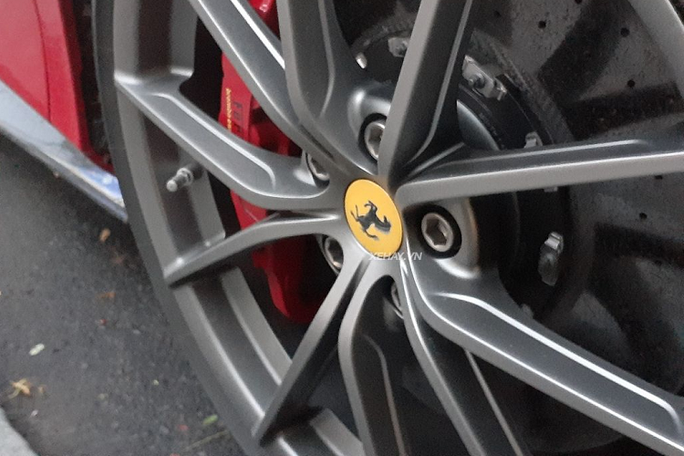 Chưa hết, 488 Pista còn được áp dụng một số công nghệ điều khiển vận hành như hệ thống kiểm soát trượt ngang thế hệ thứ 6, E-Diff3, F1-Trac, hệ thống treo điện tử SCM và hệ thống cải tiến động học FDE lần đầu tiên được sử dụng - những công nghệ này đem đến trải nghiệm lái bùng cháy đầy hoang dại, ngay cả với những tay lái nghiệp dư.